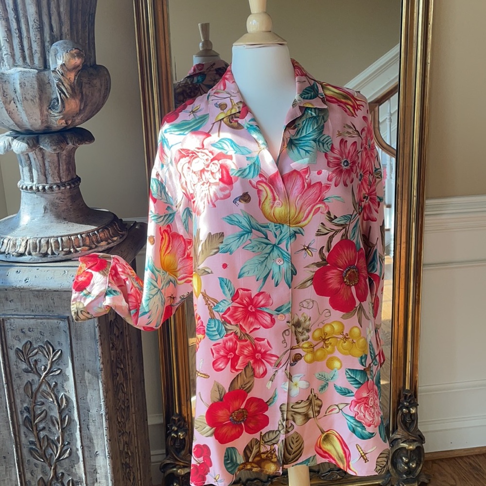 Carlisle floral with bugs 💯 Silk vintage blouse!